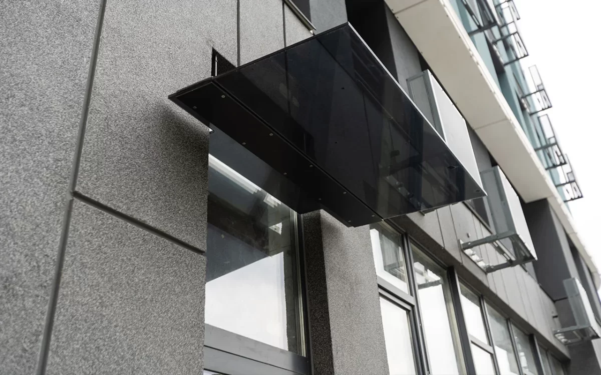 vidrio-negro-crisvisa-abstract-fragment-of-modern-architecture-gray-walls-glass-and-concrete