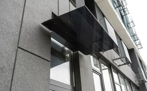 vidrio-negro-crisvisa-abstract-fragment-of-modern-architecture-gray-walls-glass-and-concrete