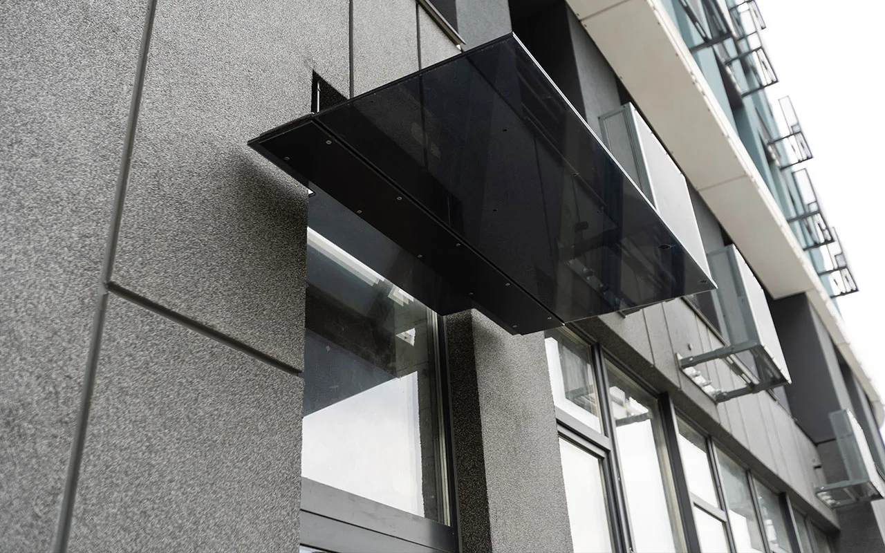 vidrio-negro-crisvisa-abstract-fragment-of-modern-architecture-gray-walls-glass-and-concrete vidrio-negro-crisvisa-abstract-fragment-of-modern-architecture-gray-walls-glass-and-concrete
