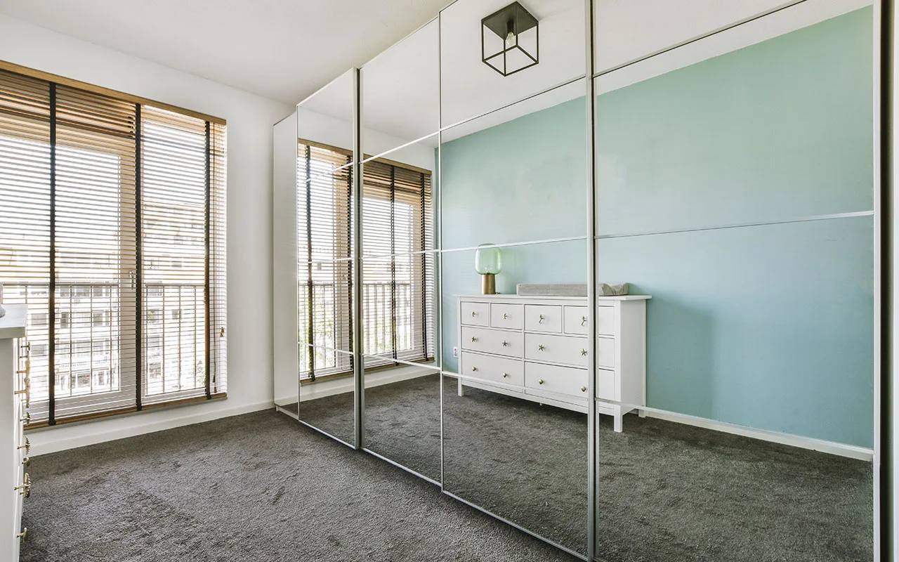 espejo-crisvisa-empty-room-with-window