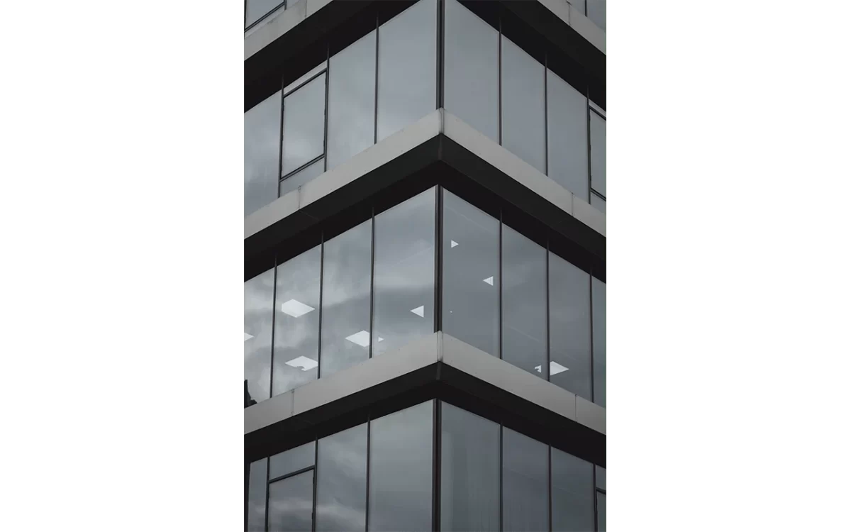 vidrio-negro-crisvisa-fragment-of-modern-architecture-walls-made-of-glass-and-concrete