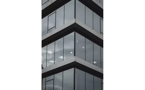 vidrio-negro-crisvisa-fragment-of-modern-architecture-walls-made-of-glass-and-concrete