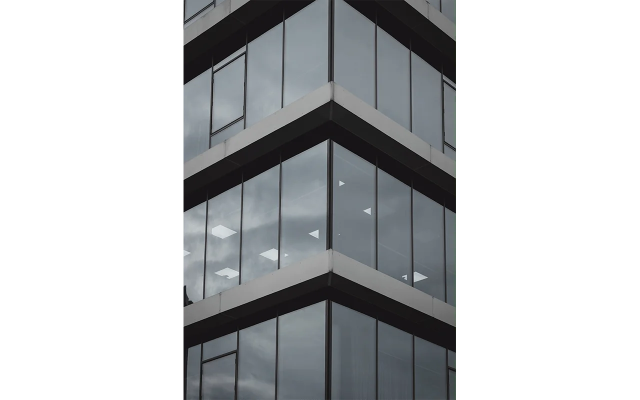 vidrio-negro-crisvisa-fragment-of-modern-architecture-walls-made-of-glass-and-concrete vidrio-negro-crisvisa-fragment-of-modern-architecture-walls-made-of-glass-and-concrete