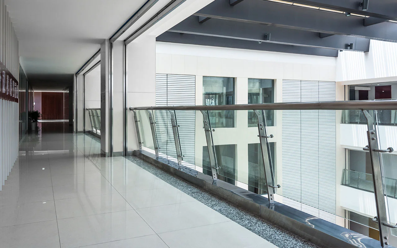 Vidrio-laminado-de-seguridad-Crisvisa-glass-wall-in-the-office-building
