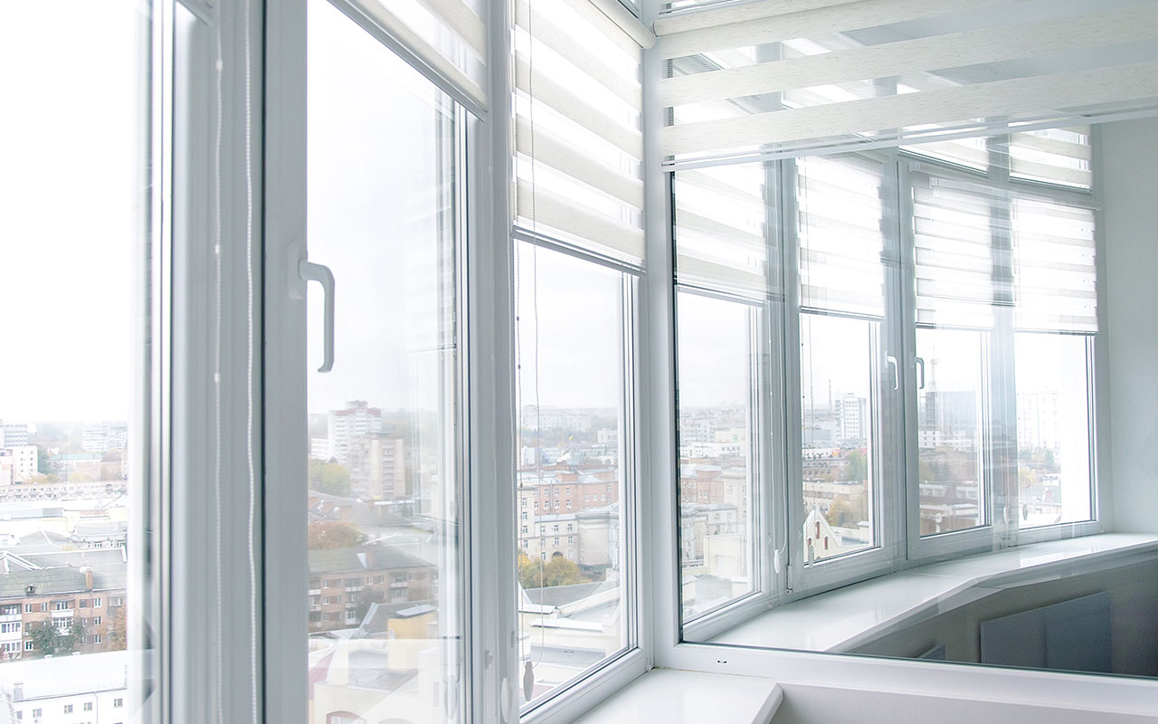 vidrio-claro-modern-apartment-with-panoramic-windows-and-city-views
