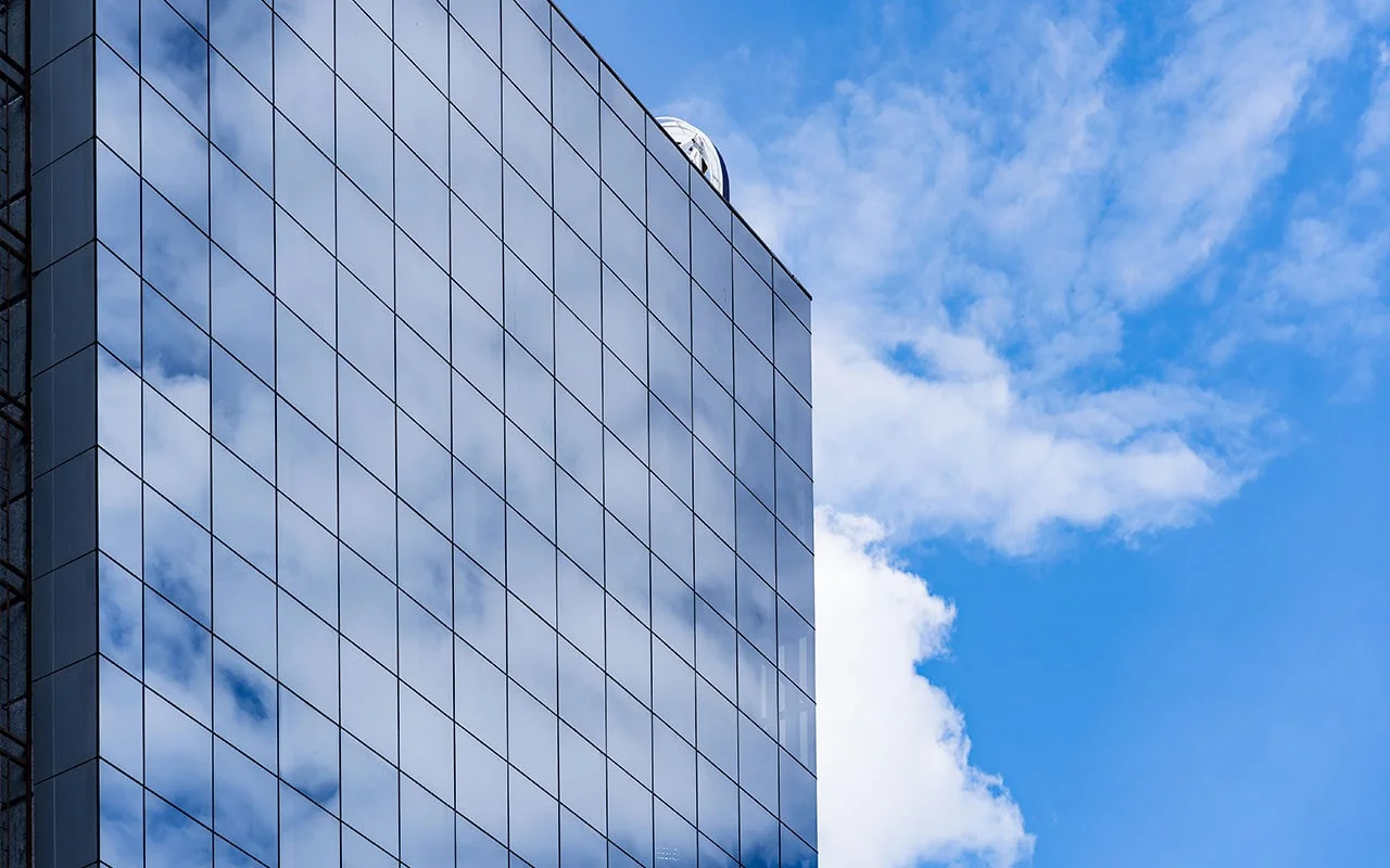 crisvisa-control-solar-EVO-STB-120-modern-glass-building-architecture-with-blue-sky-and-clouds crisvisa-control-solar-EVO-STB-120-modern-glass-building-architecture-with-blue-sky-and-clouds