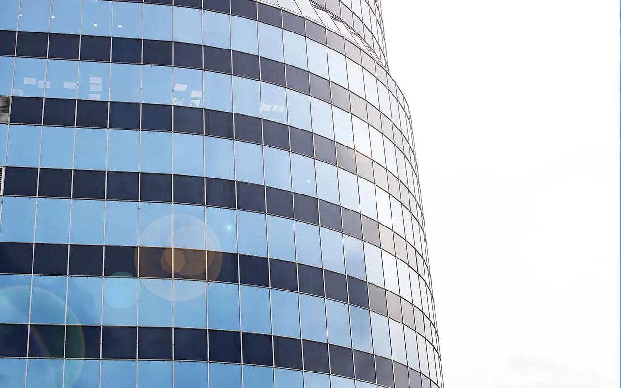 crisvisa-control-solar-EVO-STB-120-multi-storey-glass-building-in-sunlight-closeup crisvisa-control-solar-EVO-STB-120-multi-storey-glass-building-in-sunlight-closeup