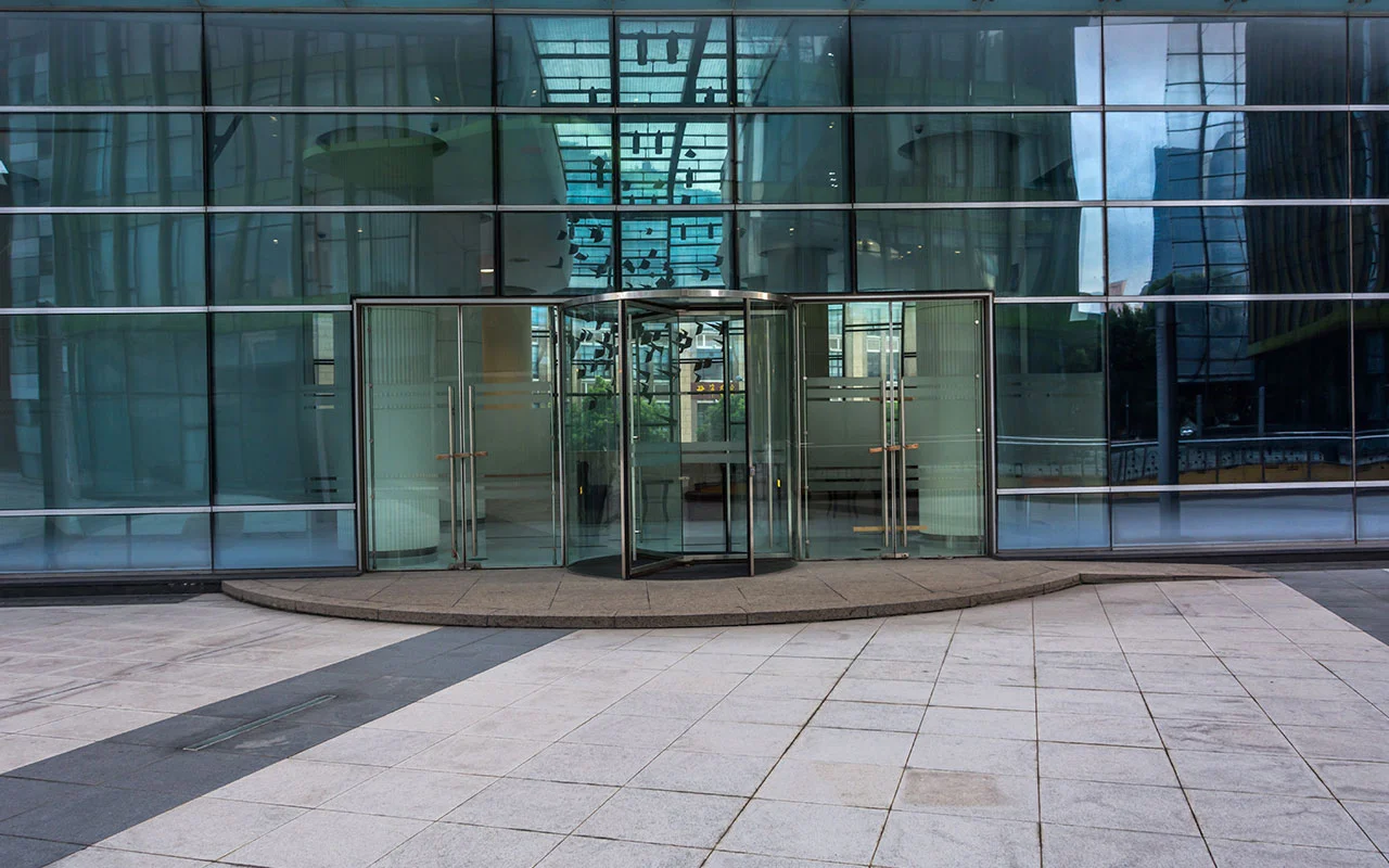 crisvisa-control-solar-SGG-COOL-LITE-SKN-buildings-and-clean-road-reflected-on-the-glass-wall