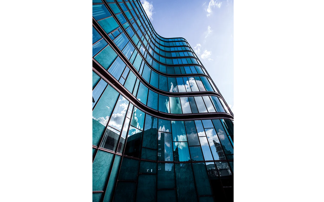 crisvisa-control-solar-SGG-COOL-LITE-SKN-high-rise-building-in-glass-facade-with-the-reflection-of-the-surrounding-buildings