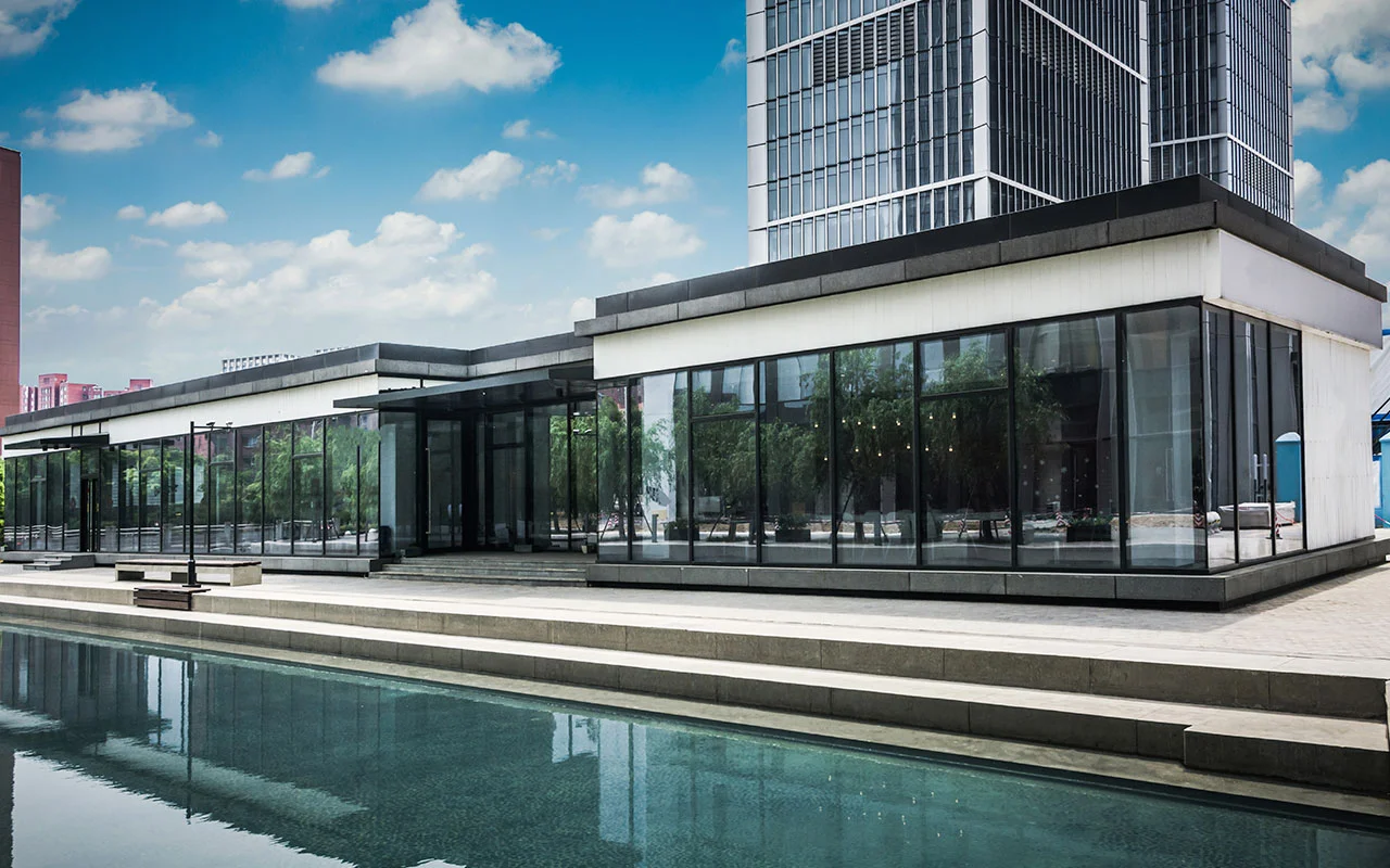 crisvisa-control-solar-SGG-COOL-LITE-SKN-modern-office-building-in-city crisvisa-control-solar-SGG-COOL-LITE-SKN-modern-office-building-in-city