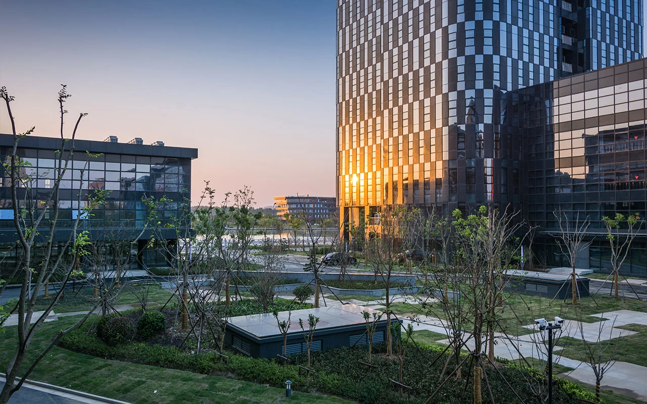 crisvisa-control-solar-SGG-COOL-LITE-SKN-modern-office-building-in-the-evening-(1) crisvisa-control-solar-SGG-COOL-LITE-SKN-modern-office-building-in-the-evening-(1)