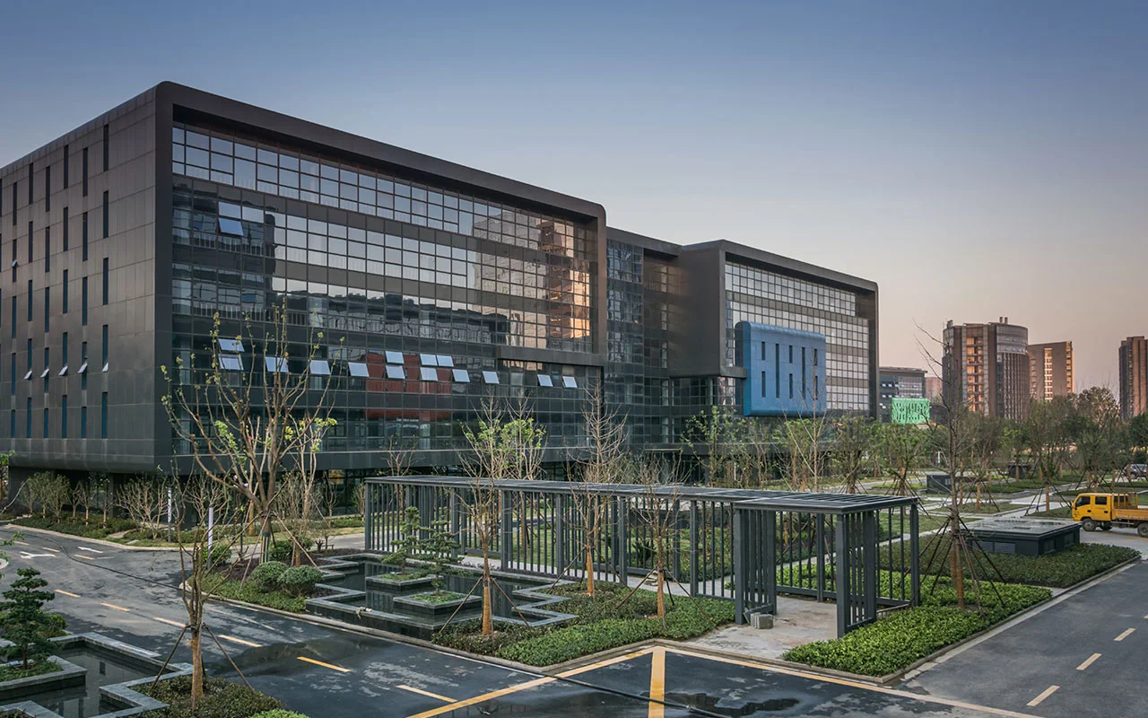 crisvisa-control-solar-SGG-COOL-LITE-SKN-modern-office-building-in-the-evening-(2) crisvisa-control-solar-SGG-COOL-LITE-SKN-modern-office-building-in-the-evening-(2)