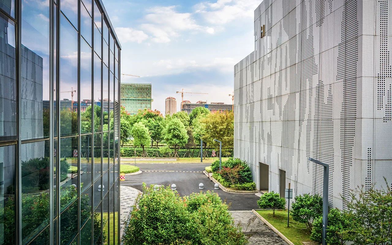 crisvisa-control-solar-SGG-COOL-LITE-SKN-outdoor-empty-corridor-with-garden-in-the-modern-office-building-(2) crisvisa-control-solar-SGG-COOL-LITE-SKN-outdoor-empty-corridor-with-garden-in-the-modern-office-building-(2)