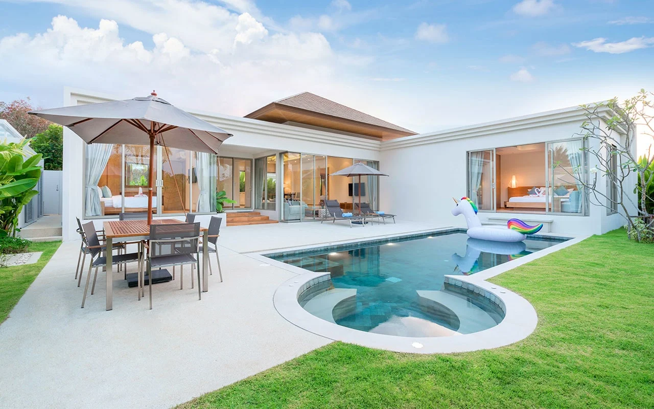 crisvisa-control-solar-SSG-EVOinterior-and-exterior-design-of-pool-villa-which-features-living-area