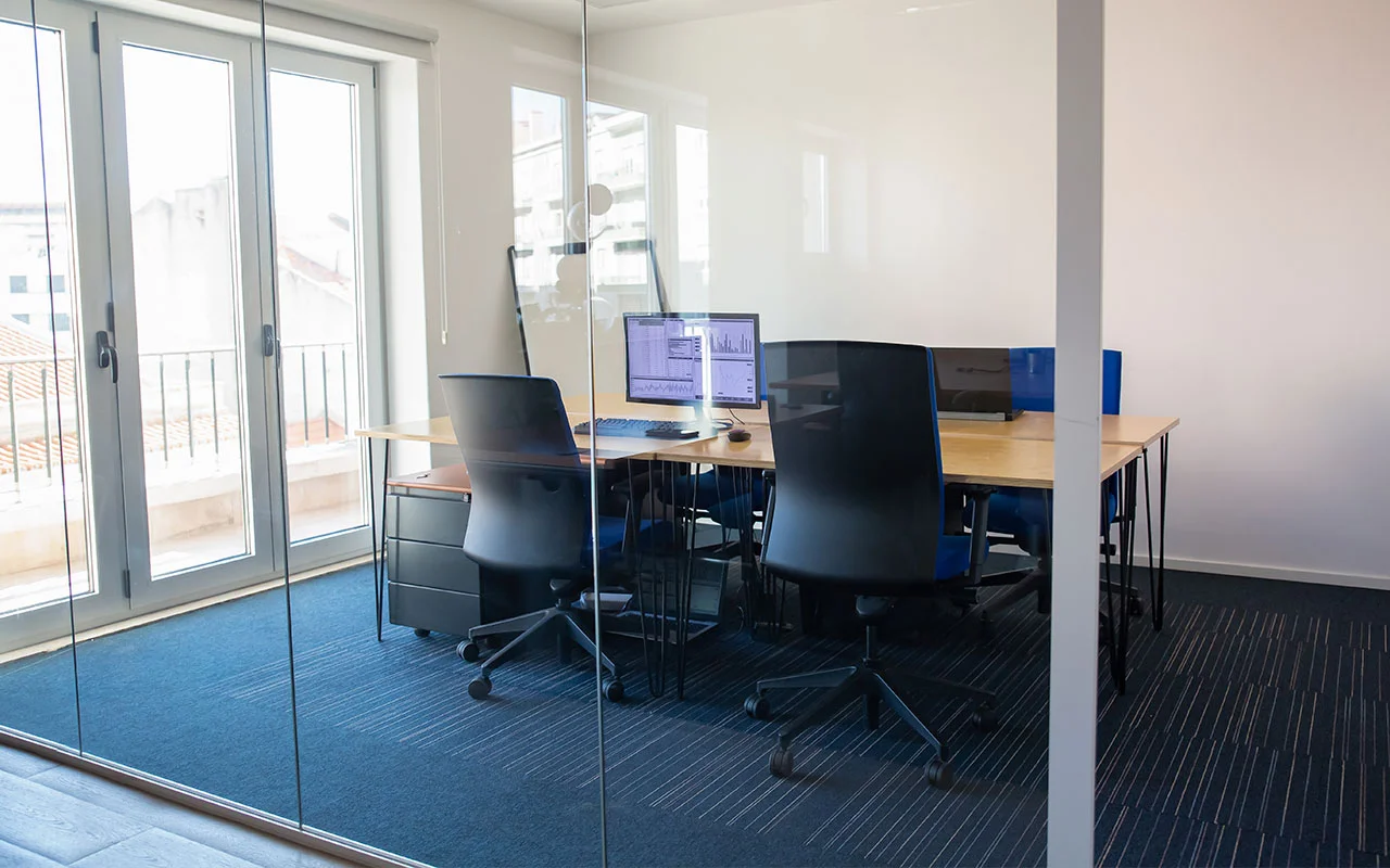 crisvisa-extraclaro-empty-boardroom-behind-glass-wall-meeting-room-with-conference-table-shared-desk-for-team-and-workplaces-trading crisvisa-extraclaro-empty-boardroom-behind-glass-wall-meeting-room-with-conference-table-shared-desk-for-team-and-workplaces-trading