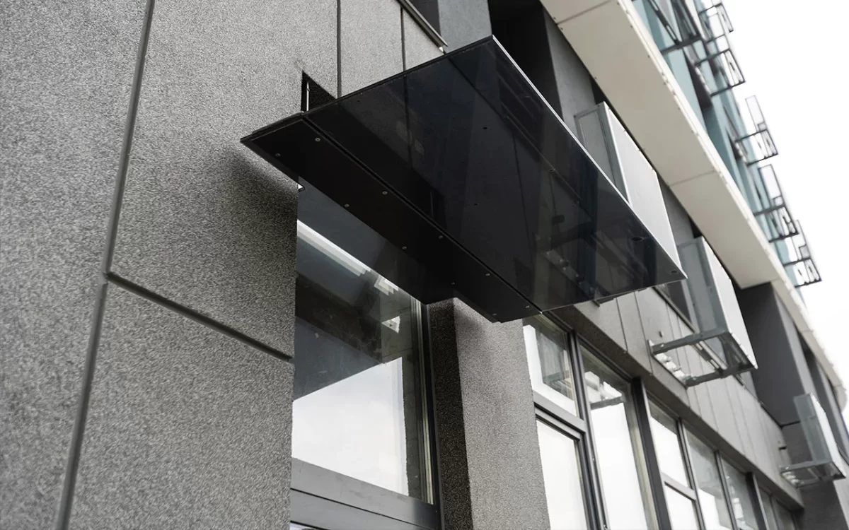 crisvisa-vidrio-negro-abstract-fragment-of-modern-architecture-gray-walls-glass-and-concrete