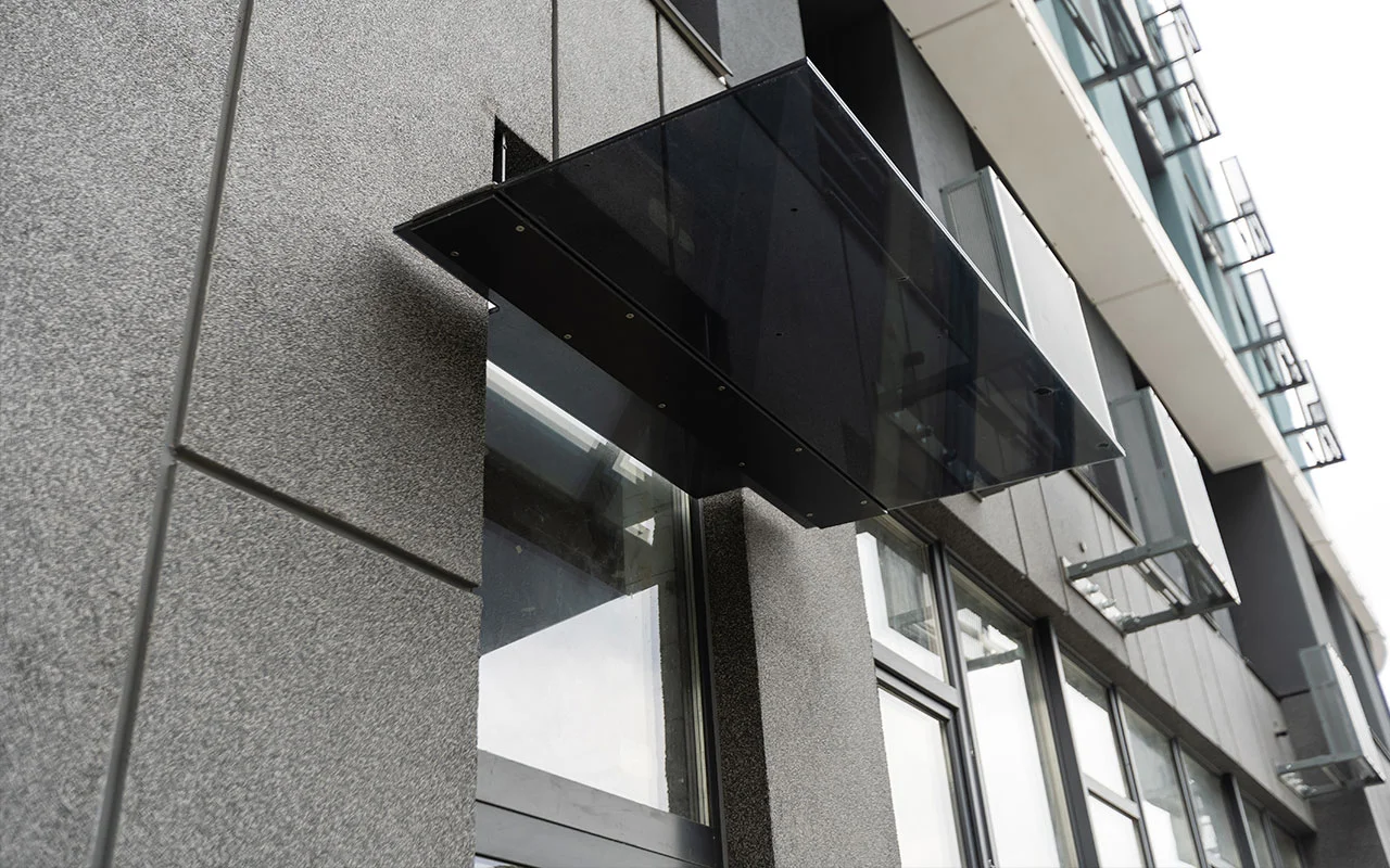 crisvisa-vidrio-negro-abstract-fragment-of-modern-architecture-gray-walls-glass-and-concrete crisvisa-vidrio-negro-abstract-fragment-of-modern-architecture-gray-walls-glass-and-concrete