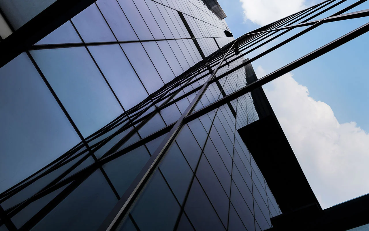 crisvisa-vidrio-negro-close-up-of-modern-office-buildings