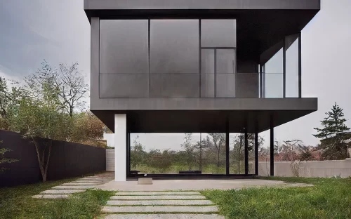 crisvisa-vidrio-negro-original-cozy-house-exterior-country-house-with-paths-and-lawns