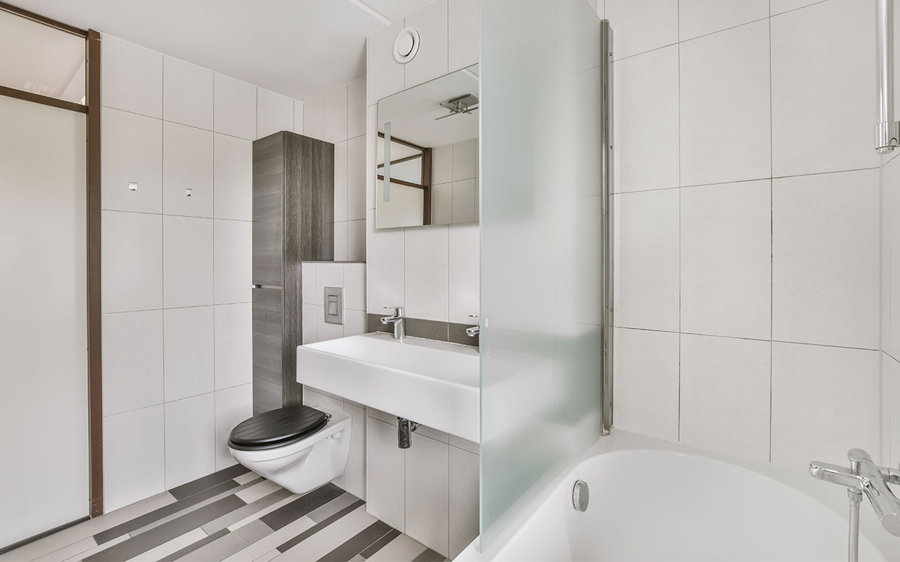 crisvisa-satinado-luxury-bathroom-in-gray-and-white-tones